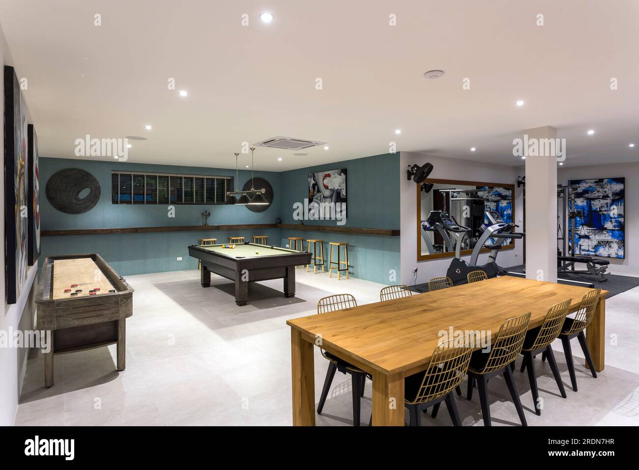 Koh Samui, Thailand - 19. Februar 2020: Ein Wohnraum für Freizeitspiele und ein Fitnessstudio im Untergeschoss einer Luxusvilla. Stockfoto