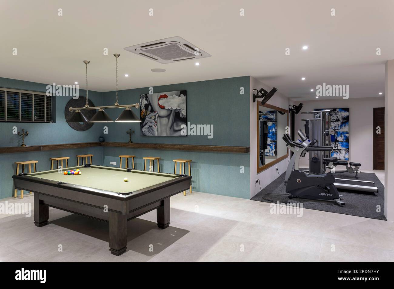 Koh Samui, Thailand - 19. Februar 2020: Ein Wohnraum für Freizeitspiele und ein Fitnessstudio im Untergeschoss einer Luxusvilla. Stockfoto