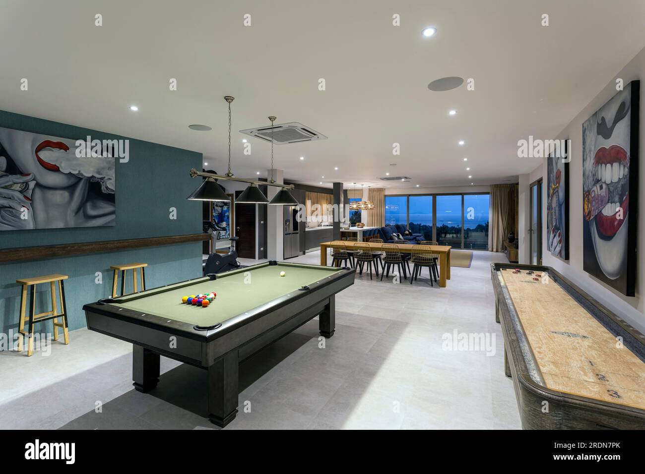 Koh Samui, Thailand - 19. Februar 2020: Ein Wohnraum für Freizeitspiele und ein Fitnessstudio im Untergeschoss einer Luxusvilla. Stockfoto