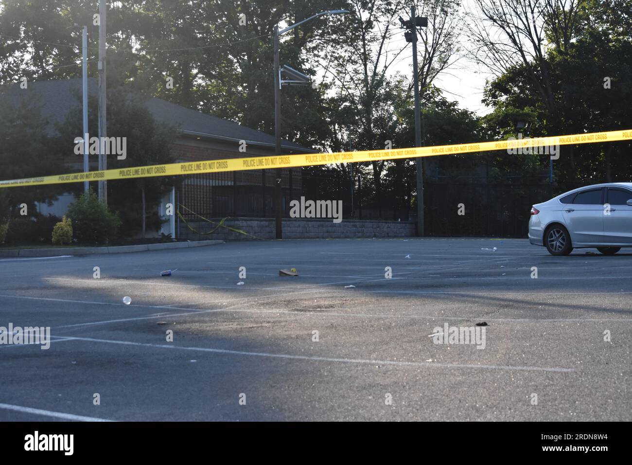 Newark, Usa. 22. Juli 2023. Beweismarkierungen am Tatort in Newark. Die Behörden untersuchen eine Schießerei auf einem Parkplatz außerhalb des Nachtclubs Marbella Lounge am Broadway in Newark. Die Schießerei geschah gegen 3:15 UHR am Samstagmorgen. Ein Mann wurde von der Staatsanwaltschaft von Essex als tot bestätigt. Es gibt keine Informationen darüber, ob Verdächtige gefasst wurden. Die Staatsanwaltschaft von Essex untersucht die Schießerei. Kredit: SOPA Images Limited/Alamy Live News Stockfoto