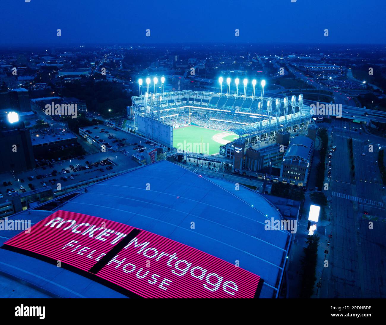 Luftfoto des nächtlich beleuchteten Baseballstadions Stockfoto