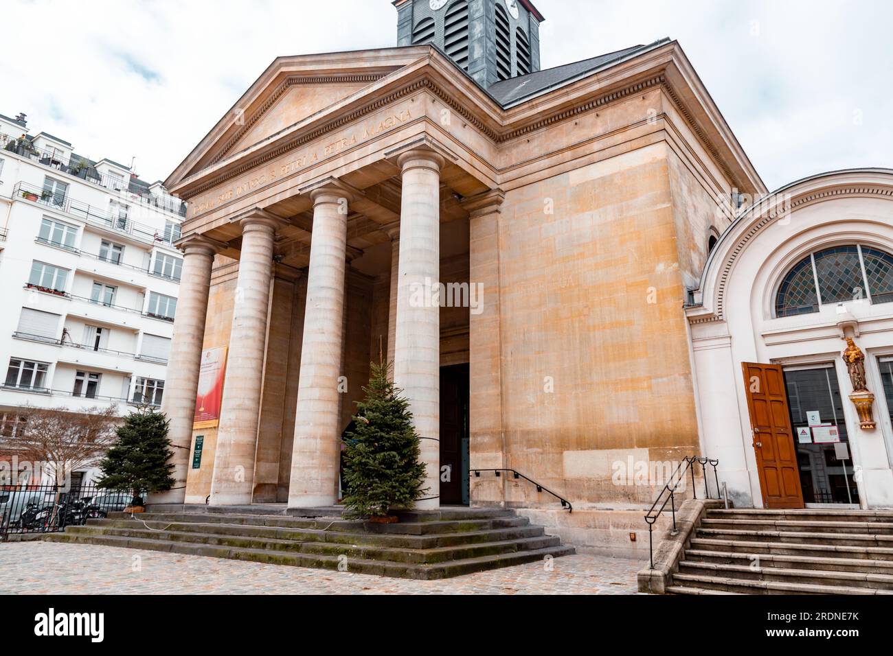 Paris, Frankreich - 20. Januar 2022: Außenansicht der Kirche Saint Pierre de Gros Caillou in Paris, Frankreich. Stockfoto