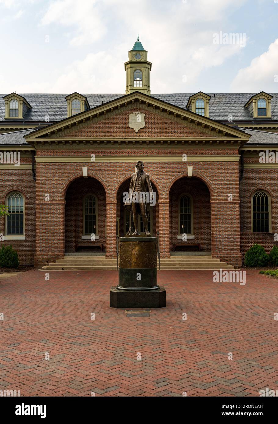 Statue von James Monroe vor Tucker Hall am William and Mary College in Williamsburg, Virginia Stockfoto