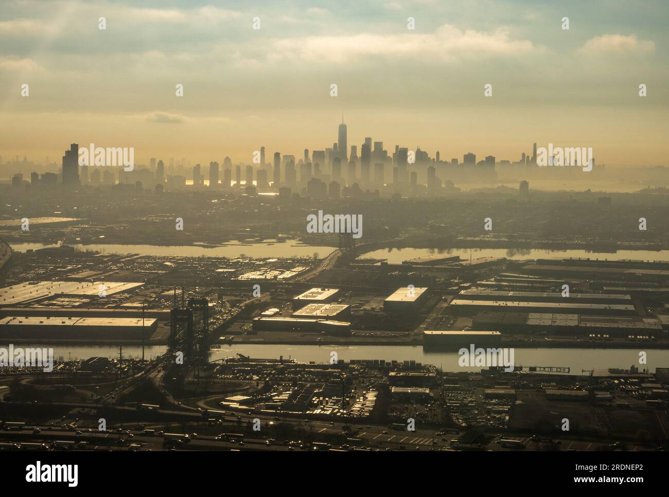 Neblige Aussicht am frühen Morgen auf New York und New Jersey von der Landung am Flughafen Newark Stockfoto