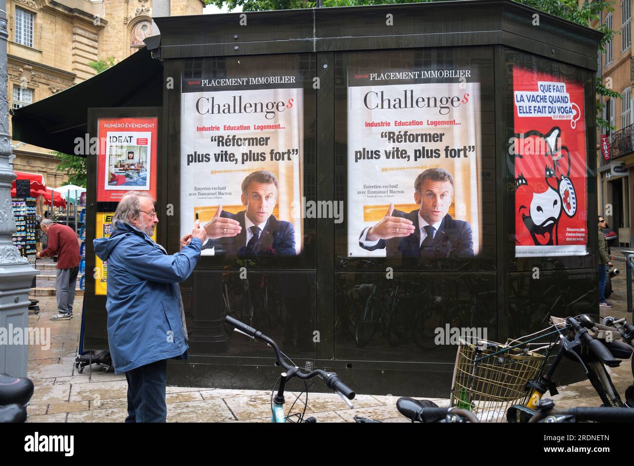 Politische Poster am Zeitungsstand in Aix en Provence Frankreich Stockfoto
