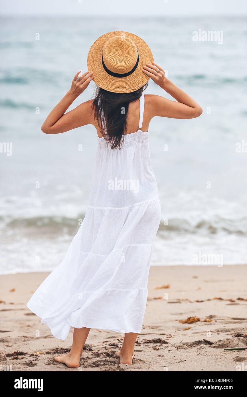 Junge Frau am Strand in den Sommerferien Stockfoto