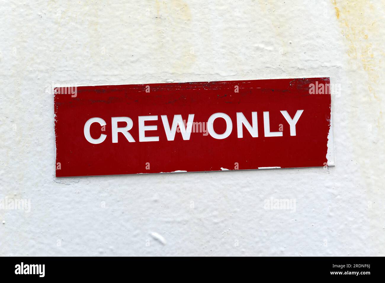 Ein Schild für Crew Only auf der Interislander Fähre Atarere, Neuseeland Stockfoto