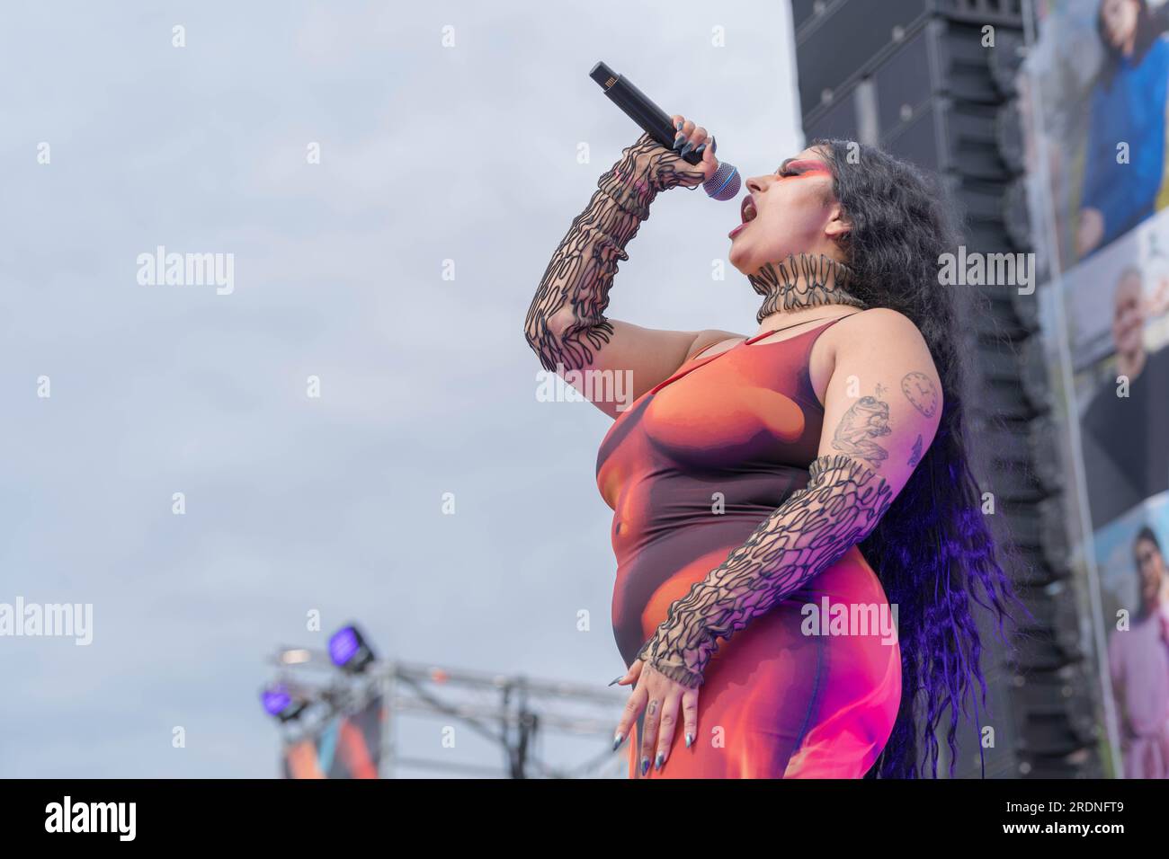 Berlin, Deutschland. 22. Juli 2023. Dornika, eine im Iran geborene Künstlerin, die heute in Berlin lebt, beim CSD-Finale in Berlin, die am Brandenburger Tor auftritt. Kredit: Freelance Fotograf/Alamy Live News Stockfoto