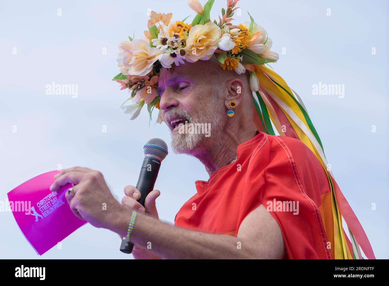 Berlin, Deutschland. 22. Juli 2023. Moderator beim Christopher Street Day Parade Finale am Brandenburger Tor. Kredit: Freelance Fotograf/Alamy Live News Stockfoto