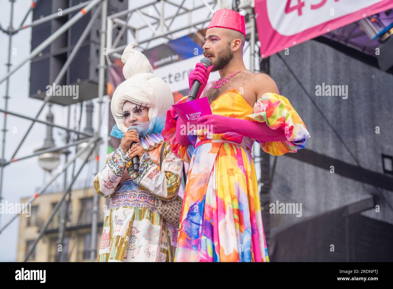 Berlin, Deutschland. Juli 22. 2023. Berlin Pride - Moderatoren auf der Bühne beim CSD Finale 2023 am Brandenburger Tor: Freelance Fotograf/Alamy Live News Stockfoto