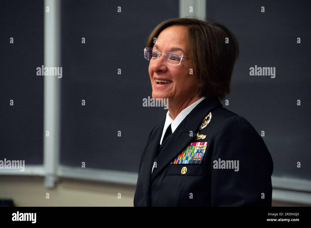 Evanston, Usa. 24. Oktober 2019. USA Vizeadmiral Lisa Franchetti, Kommandeur der 6.-Flotte, spricht mit einem Flottenkommandanten des Naval Reserve Officers Training Corps vom Chicago Consortium über Führung und ihre Erfahrungen an der Northwestern University, 24. Oktober 2019 in Washington, D.C. Präsident Joe Biden hat Franchetti zum Anführer der Navy ernannt, als erste Frau, die US-Militärdirektorin ist. Kredit: MC1 Amanda Kitchner/US Navy/Alamy Live News Stockfoto