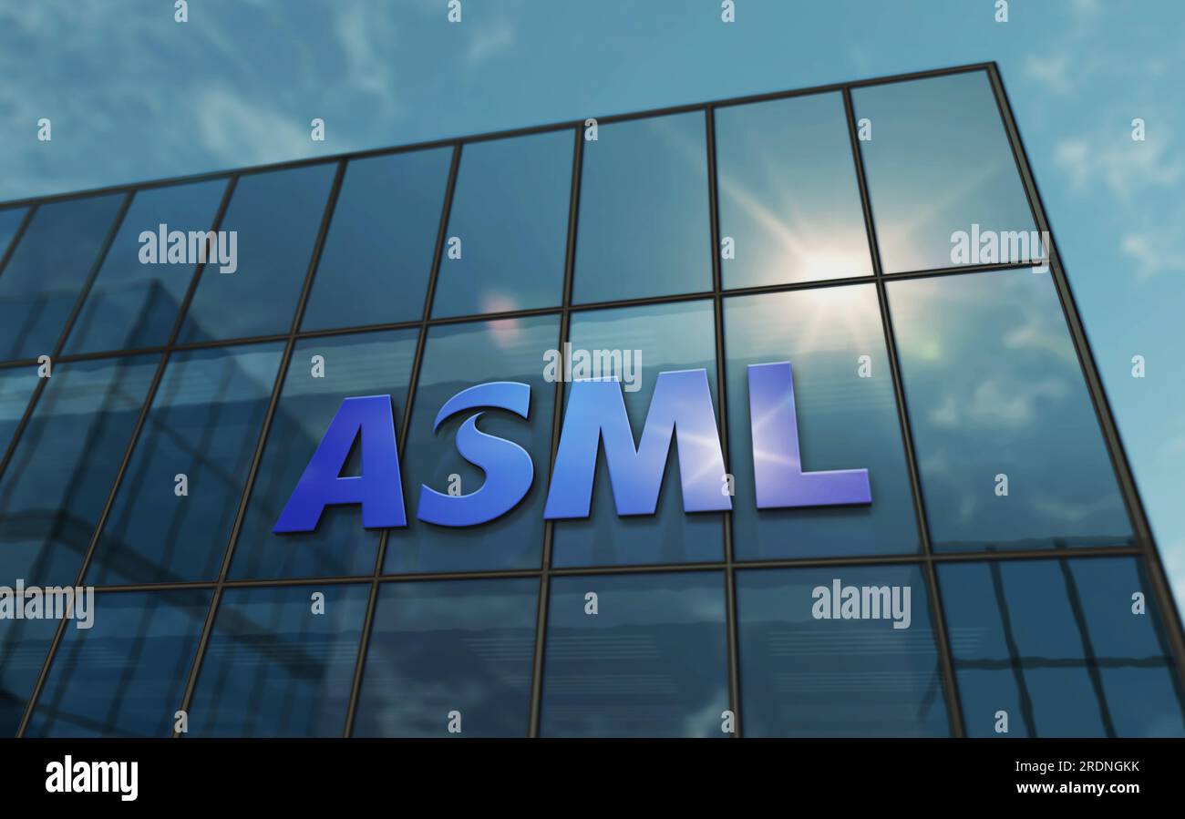 Veldhoven, Niederlande, 20. Juli 2023: Glasbaukonzept der ASML Holding Corporation mit Hauptsitz. Halbleitertechnologie-Firmensymbol auf der Vorderseite Stockfoto
