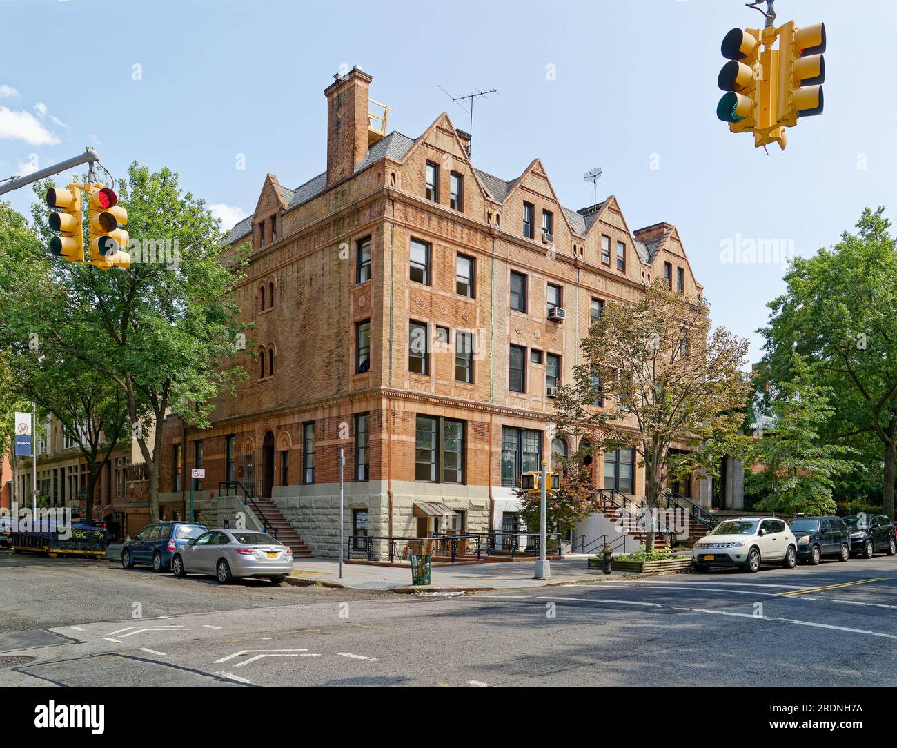 Clinton Hill Historic District: 215-221 Clinton Avenue, romanische Reihenhäuser im Stil der Revival-Zeit, entworfen von R.H. Robertson und A.J. Manning, 1891 erbaut. Stockfoto