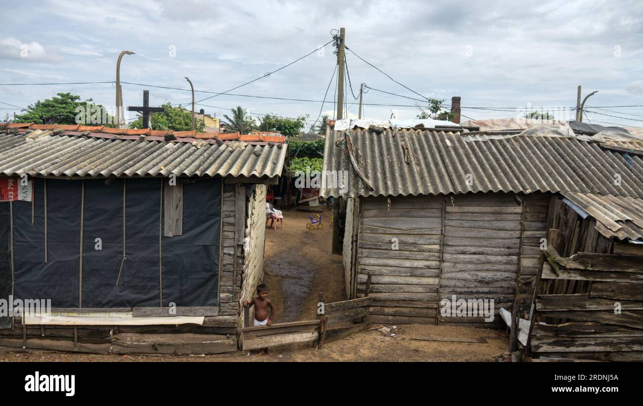 Sri Lanka, Colombo-1. Dezember 2019: Einfaches Leben der einfachen Menschen. Offenes Alltagsleben der Menschen (arme Gegenden, Bidonville) in Großstadtzustand Stockfoto