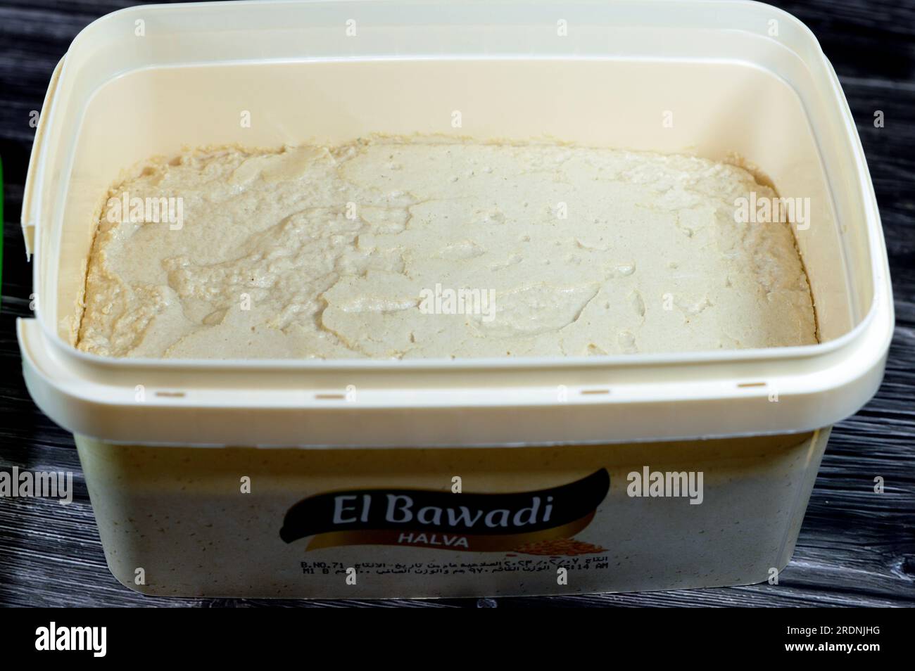 Kairo, Ägypten, Juli 18 2023: El Bawadi Halva Traditional plain tahini halva oder Halawa Tahiniya, die Hauptzutaten dieser Konfektion sind (Tahini Stockfoto