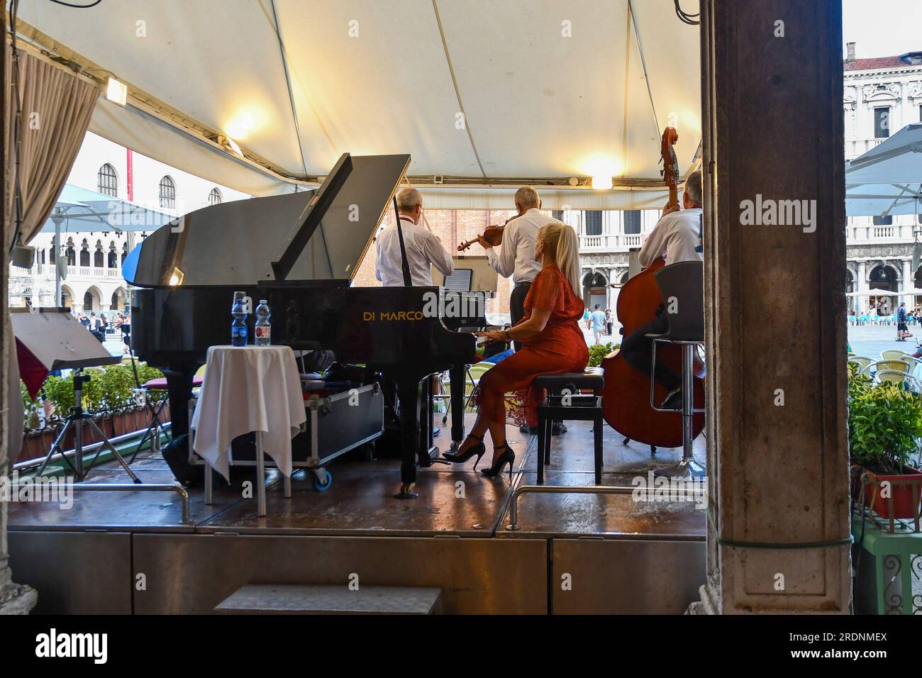Quartet Pianobar im historischen Kaffeehaus Caffè Lavena unter der Arkade der Procuratie Vecchie am Markusplatz in Venedig, Venetien, Italien Stockfoto