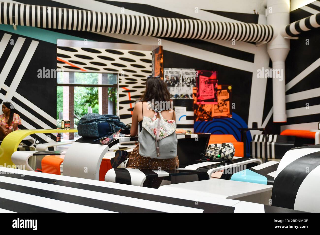 Im Inneren der Caffetteria dei Giardini (Gärten Cafeteria) in den Biennale Gärten von Venedig, dekoriert im optischen Stil, Venedig, Veneto, Italien Stockfoto