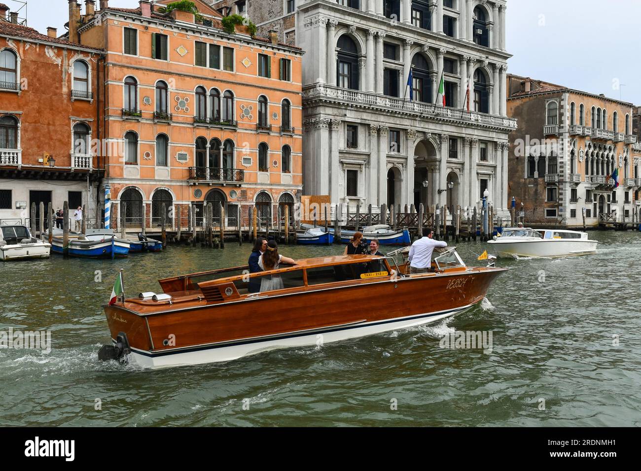 Gerade verheiratetes Paar auf einem Taxiboot auf dem Canal Grande vor dem Palazzo Grimani von San Luca im Sommer, Venedig, Veneto, Italien Stockfoto