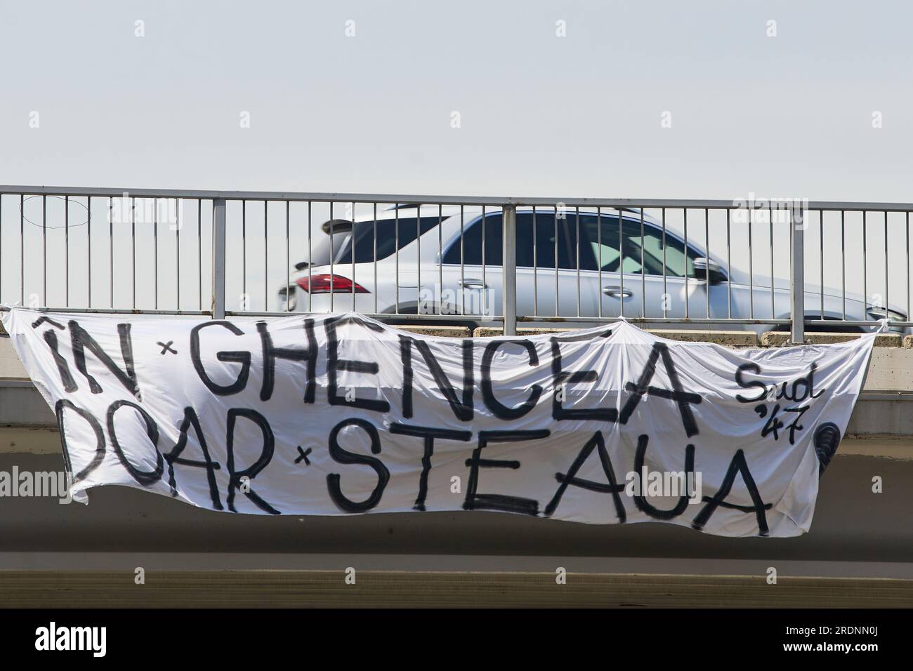 Bukarest, Rumänien - 09. Juli 2023: „In Ghencea Only Steaua“-Banner der Fans der neuen Steaua-Fußballmannschaft, die von der rumänischen Armee gegründet wurde, die dies nicht tut Stockfoto