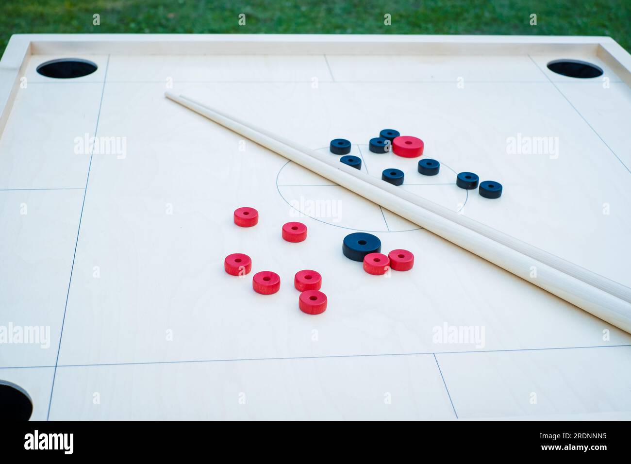 Novuss-Tisch mit Scheiben und Einsatzszenarien. Stockfoto