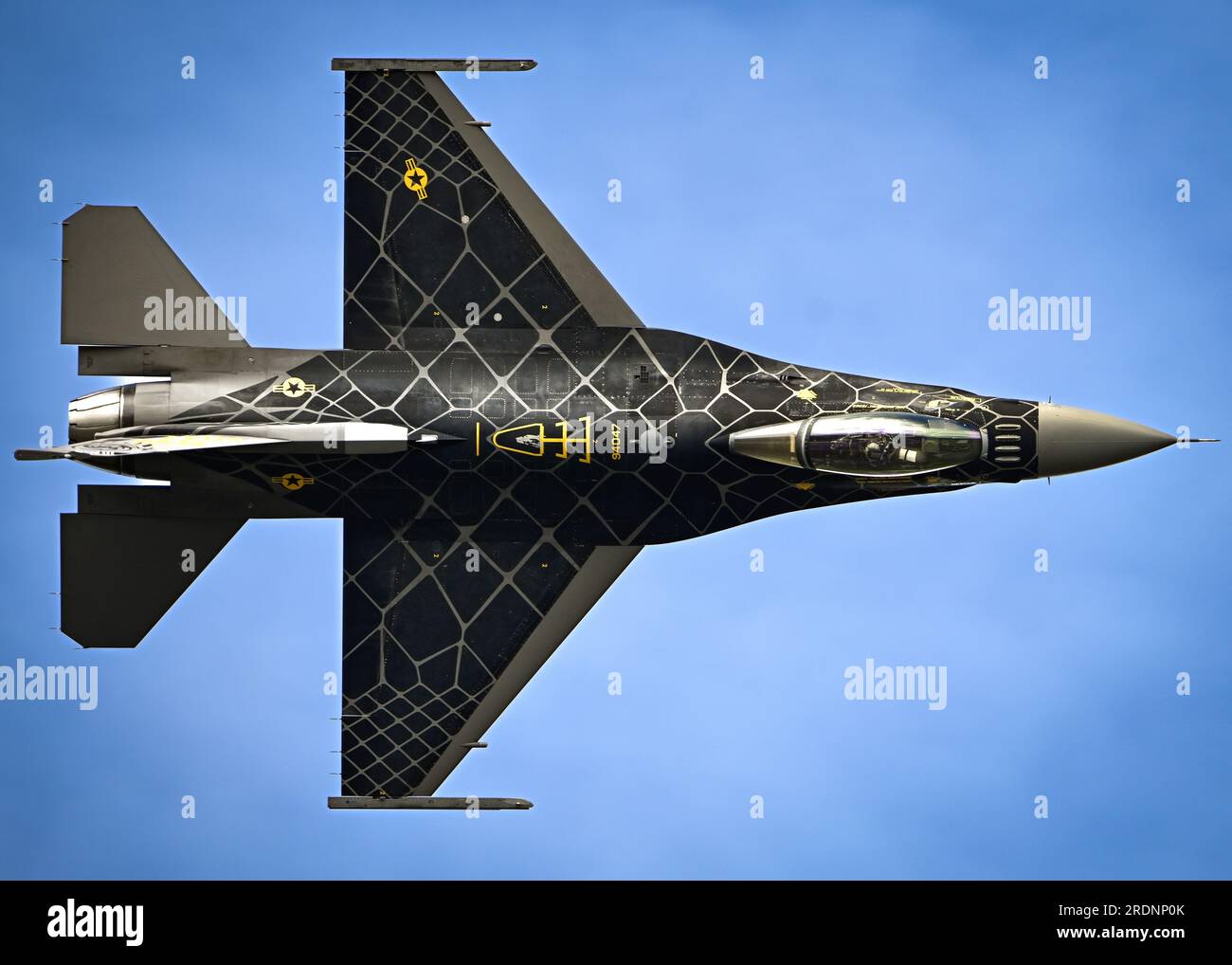 Rionegro, Kolumbien. 14. Juli 2023. USA Air Force Capt. Aimee „Rebel“ Fiedler, F-16 Viper Demonstrationsteam Commander und Pilot, führt Luftmanöver während der F-AIR Colombia International Aeronautics and Space Fair am Jose Maria Cordova Airport, 14. Juli 2023 in Rionegro, Kolumbien, durch. Kredit: SSGT. Madeline Herzog/USA Air Force/Alamy Live News Stockfoto