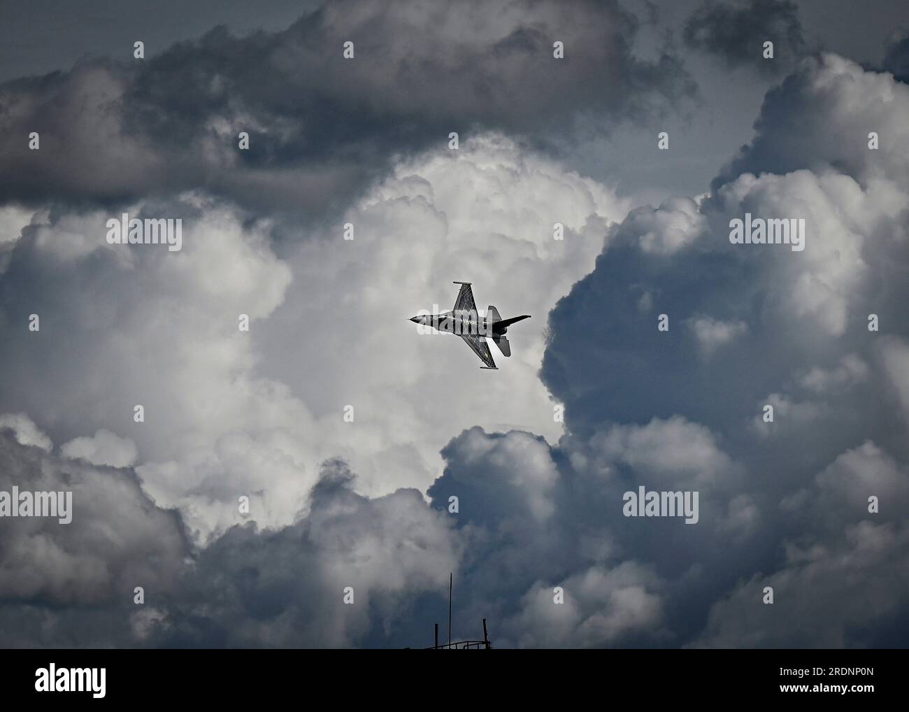 Rionegro, Kolumbien. 14. Juli 2023. USA Air Force Capt. Aimee „Rebel“ Fiedler, F-16 Viper Demonstrationsteam Commander und Pilot, führt Luftmanöver während der F-AIR Colombia International Aeronautics and Space Fair am Jose Maria Cordova Airport, 14. Juli 2023 in Rionegro, Kolumbien, durch. Kredit: SSGT. Madeline Herzog/USA Air Force/Alamy Live News Stockfoto