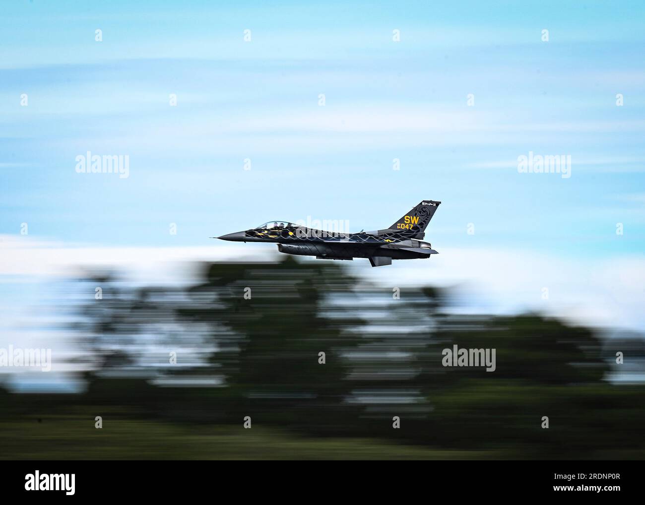 Rionegro, Kolumbien. 14. Juli 2023. USA Air Force Capt. Aimee „Rebel“ Fiedler, F-16 Viper Demonstrationsteam Commander und Pilot, führt Luftmanöver während der F-AIR Colombia International Aeronautics and Space Fair am Jose Maria Cordova Airport, 14. Juli 2023 in Rionegro, Kolumbien, durch. Kredit: SSGT. Madeline Herzog/USA Air Force/Alamy Live News Stockfoto