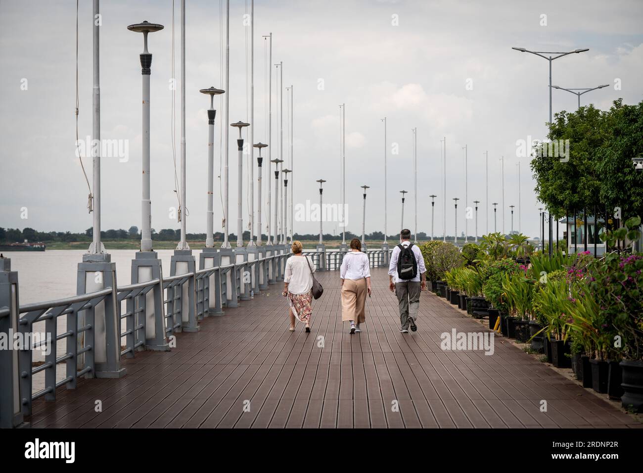 Phnom Penh, Kambodscha. 22. Juli 2023. Touristen gehen auf der Promenade entlang des Mekong River. Kredit: SOPA Images Limited/Alamy Live News Stockfoto