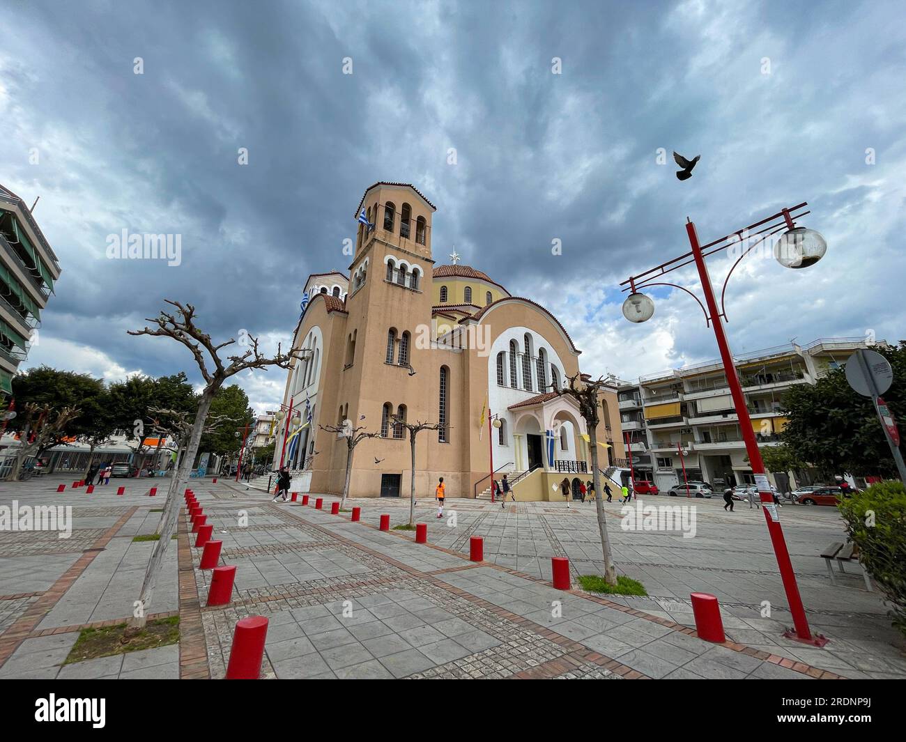 Stadtblick auf die Taxiarchen-Kirche in Kalamata, Griechenland. Es ist der größte heilige Tempel der Stadt und die Metropolis der Präfektur Messinia. Kalamata, Stockfoto