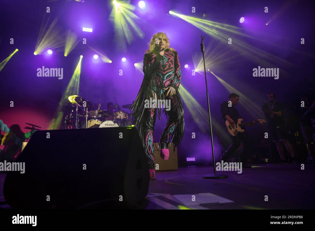 22. Juli 2023, Berlin, Deutschland: Am 22. Juli 2023 gipfelte der Berliner Christopher Street Day (CSD), auch bekannt als Berlin Pride, in einer unvergesslichen Vorstellung der deutschen Rockband Tokio Hotel am historischen Brandenburger Tor. Bei der jährlichen Veranstaltung, die sich für die LGBTQ-Rechte und den Erhalt von Schwulenräumen einsetzt, marschierten Tausende von Teilnehmern in einem lebhaften Zeichen der Solidarität durch die Straßen der Stadt. Die Band, angeführt von Frontmann Bill Kaulitz, Gitarrist Tom Kaulitz, Bassist Georg Listing und Drummer Gustav Schaefer, lieferte einen elektrisierenden und ergreifenden Auftritt. Ihre Darbietung war ein Mus Stockfoto