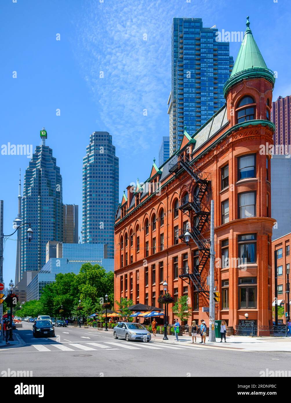 Toronto, Kanada - 19. Juli 2023: Fassade des Gooderham-Gebäudes. Moderne Wolkenkratzer des Finanzviertels befinden sich in der Ferne Stockfoto