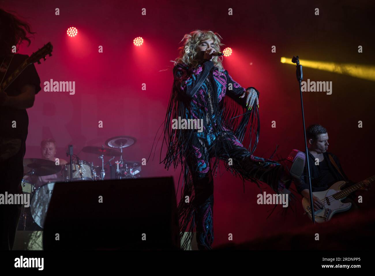 22. Juli 2023, Berlin, Deutschland: Am 22. Juli 2023 gipfelte der Berliner Christopher Street Day (CSD), auch bekannt als Berlin Pride, in einer unvergesslichen Vorstellung der deutschen Rockband Tokio Hotel am historischen Brandenburger Tor. Bei der jährlichen Veranstaltung, die sich für die LGBTQ-Rechte und den Erhalt von Schwulenräumen einsetzt, marschierten Tausende von Teilnehmern in einem lebhaften Zeichen der Solidarität durch die Straßen der Stadt. Die Band, angeführt von Frontmann Bill Kaulitz, Gitarrist Tom Kaulitz, Bassist Georg Listing und Drummer Gustav Schaefer, lieferte einen elektrisierenden und ergreifenden Auftritt. Ihre Darbietung war ein Mus Stockfoto