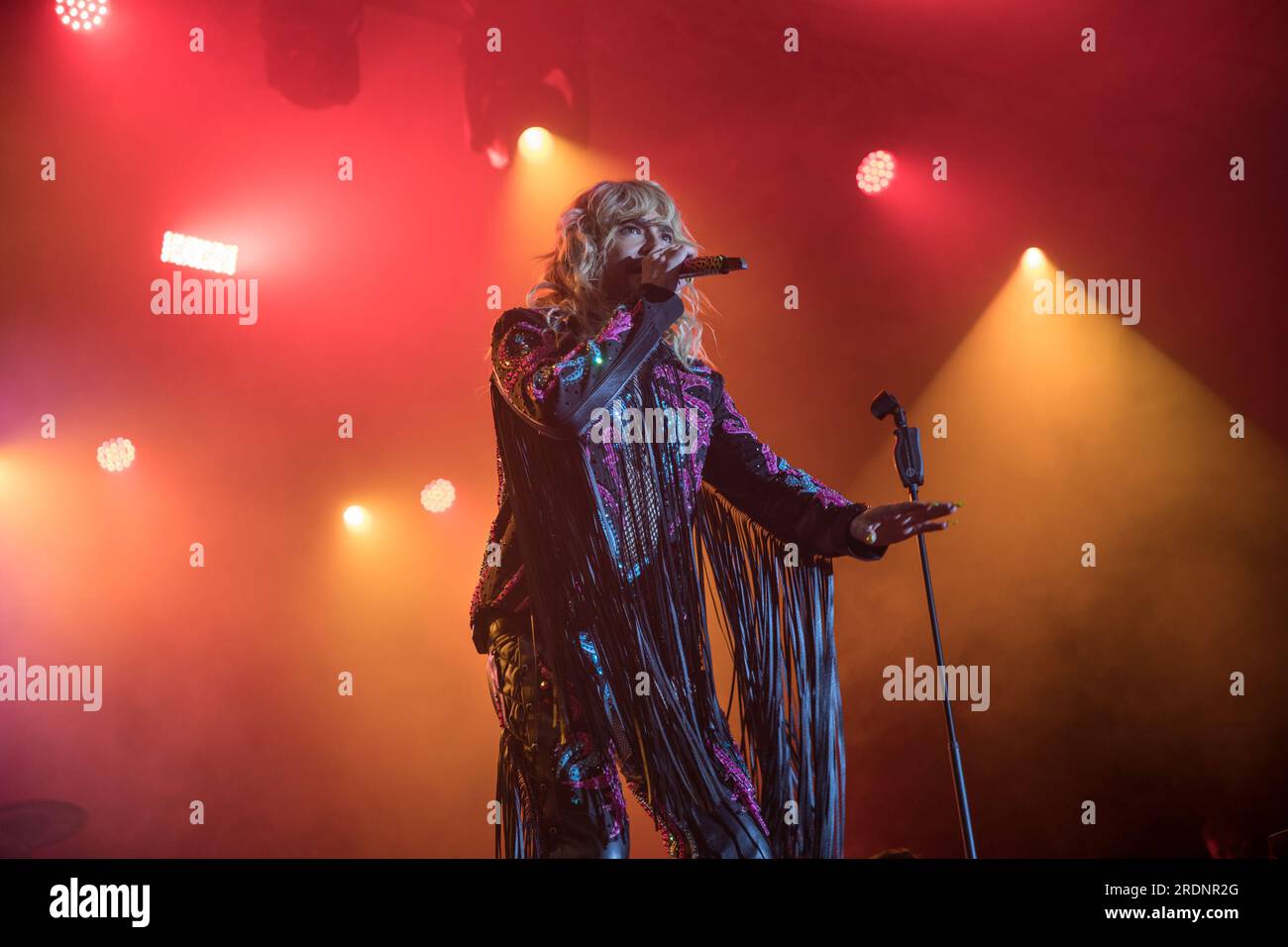 22. Juli 2023, Berlin, Deutschland: Am 22. Juli 2023 gipfelte der Berliner Christopher Street Day (CSD), auch bekannt als Berlin Pride, in einer unvergesslichen Vorstellung der deutschen Rockband Tokio Hotel am historischen Brandenburger Tor. Bei der jährlichen Veranstaltung, die sich für die LGBTQ-Rechte und den Erhalt von Schwulenräumen einsetzt, marschierten Tausende von Teilnehmern in einem lebhaften Zeichen der Solidarität durch die Straßen der Stadt. Die Band, angeführt von Frontmann Bill Kaulitz, Gitarrist Tom Kaulitz, Bassist Georg Listing und Drummer Gustav Schaefer, lieferte einen elektrisierenden und ergreifenden Auftritt. Ihre Darbietung war ein Mus Stockfoto