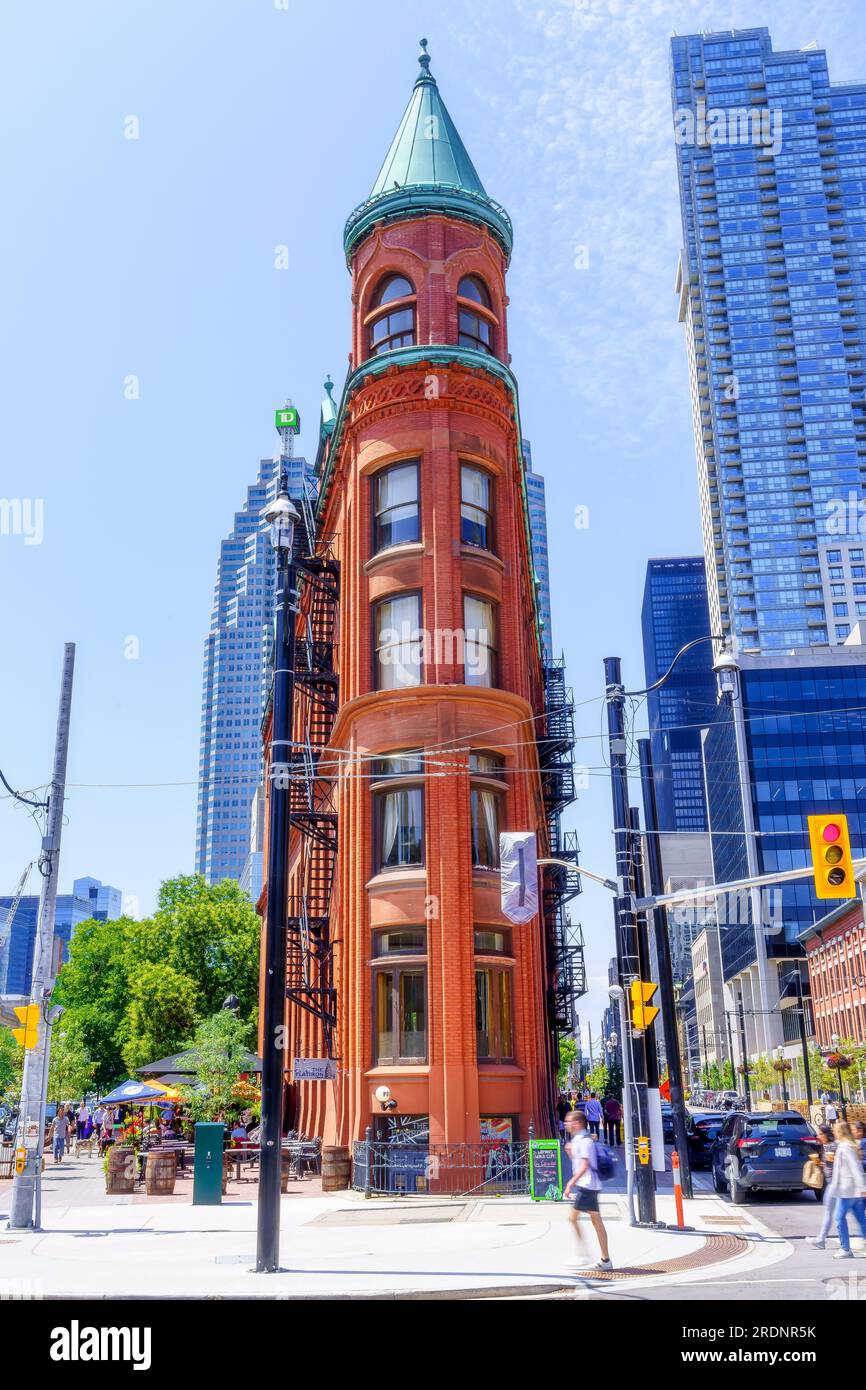 Toronto, Kanada - 19. Juli 2023: Fassade des Gooderham-Gebäudes. Das denkmalgeschützte Gebäude befindet sich in der Altstadt. Zufällige Menschen gehen in den Stockfoto