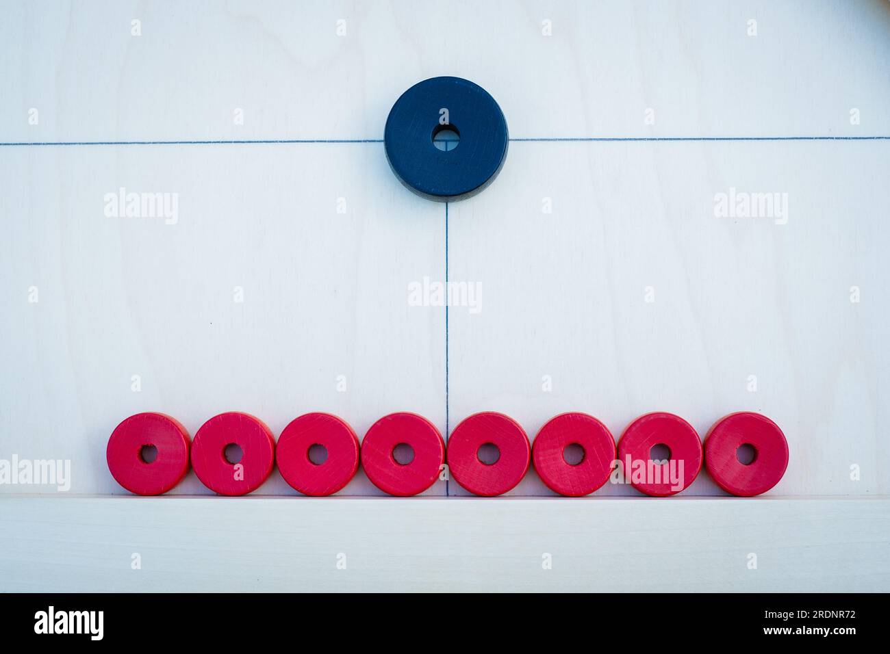 Novuss-Tisch mit Scheiben und Einsatzszenarien. Stockfoto