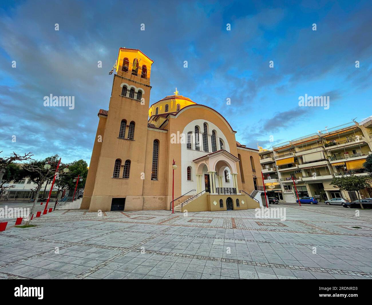 Stadtblick auf die Taxiarchen-Kirche in Kalamata, Griechenland. Es ist der größte heilige Tempel der Stadt und die Metropolis der Präfektur Messinia. Kalamata, Stockfoto