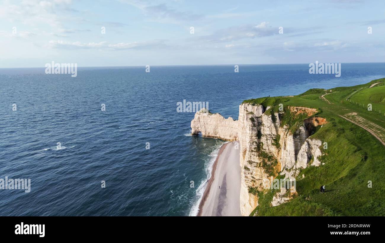 Fantastischer Blick aus der Vogelperspektive auf die normandische Küste und den Strand und das Wasser von Manche (englischer Kanal). Wunderschöner Ort für Sommeraktivitäten: Wandern, Schwimmen Stockfoto