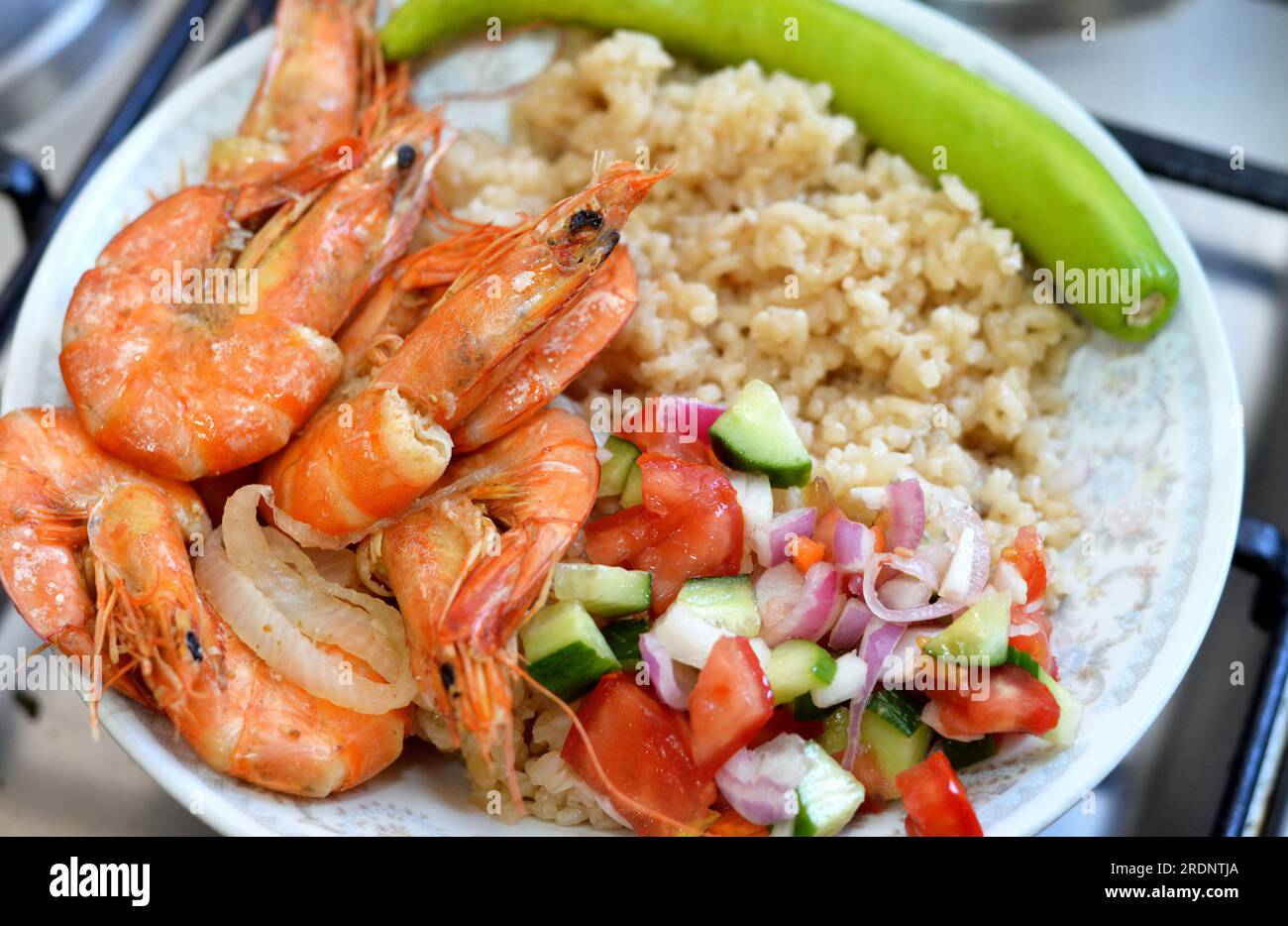 Ägyptischer Reis, gekocht auf heißem Dampf, grüner Salat, Pfeffer ...