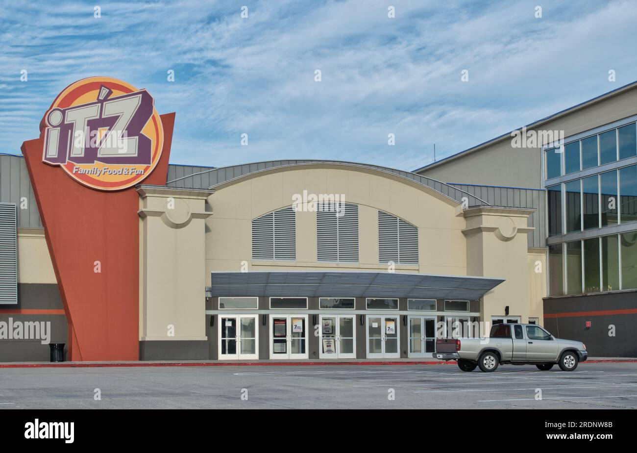 Houston, Texas, USA 07-04-2023: ITZ, familienfreundliche Gaststätten und unterhaltsame Gebäude, Außenansicht und Parkplatz in Houston, TX. Lokales Spielhalle- und Bowlingzentrum. Stockfoto