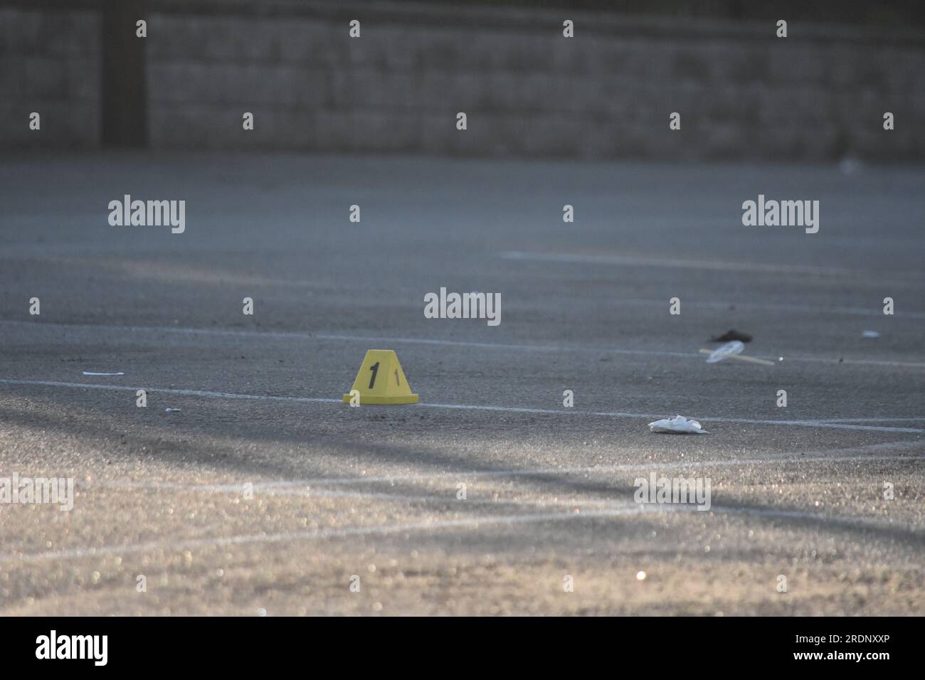 Newark, Usa. 22. Juli 2023. Beweismarkierungen am Tatort in Newark. Die Behörden untersuchen eine Schießerei auf einem Parkplatz außerhalb des Nachtclubs Marbella Lounge am Broadway in Newark. Die Schießerei geschah gegen 3:15 UHR am Samstagmorgen. Ein Mann wurde von der Staatsanwaltschaft von Essex als tot bestätigt. Es gibt keine Informationen darüber, ob Verdächtige gefasst wurden. Die Staatsanwaltschaft von Essex untersucht die Schießerei. (Foto: Kyle Mazza/SOPA Images/Sipa USA) Guthaben: SIPA USA/Alamy Live News Stockfoto