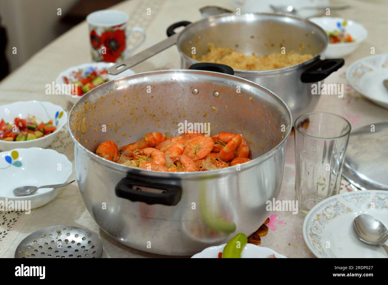 Esstisch mit ägyptischem Reis, gekocht auf heißem Dampf und Garnelen mit Kreuzkümmel, Zitrone und Zwiebel, einem Krebstier (eine Form von Schalentieren) mit einer verlängerten Stockfoto