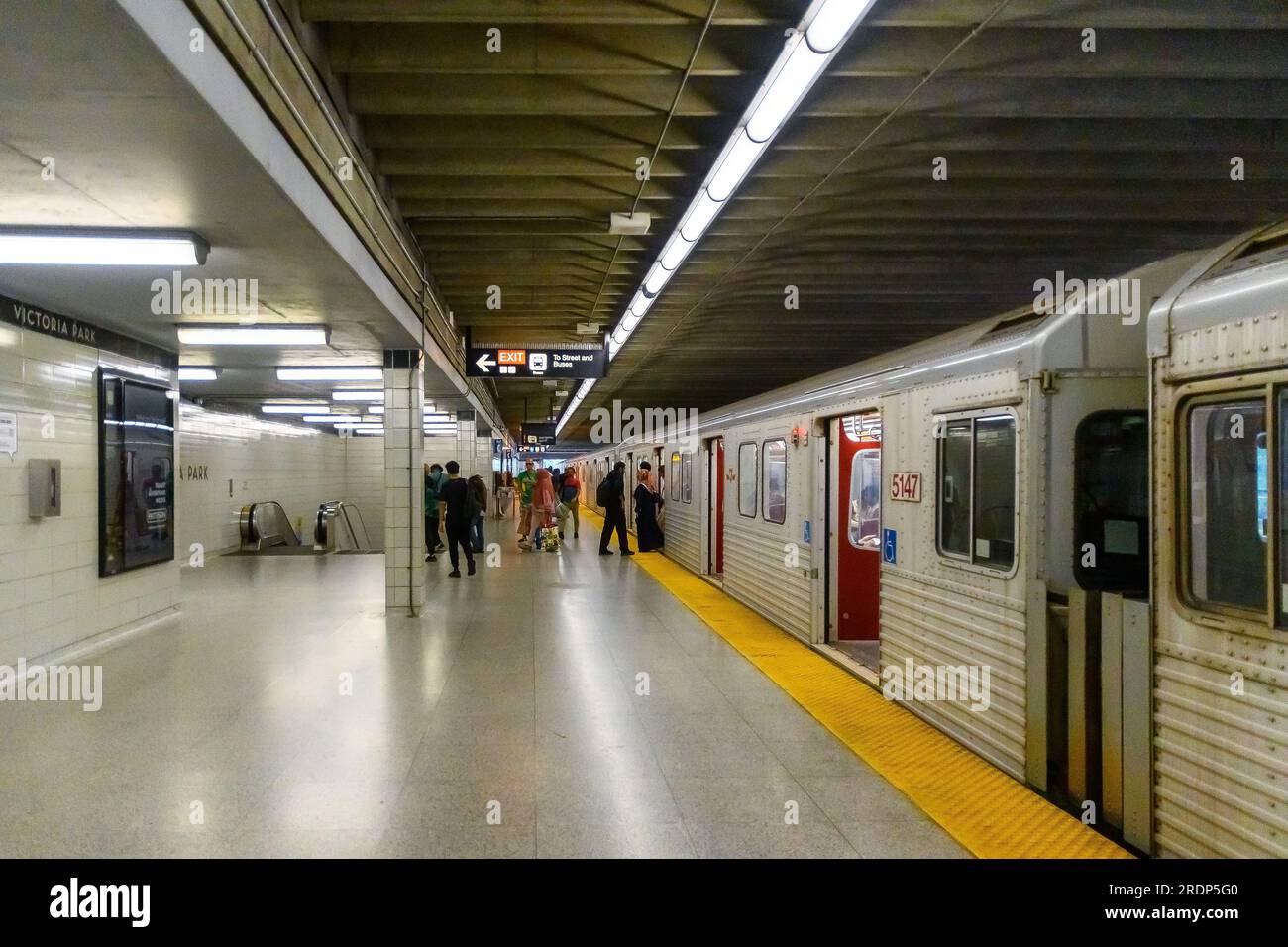 Toronto, Kanada - 19. Juli 2023: In der Victoria Park Station steigen Menschen in eine alte TTC-U-Bahn ein und aus. Stockfoto