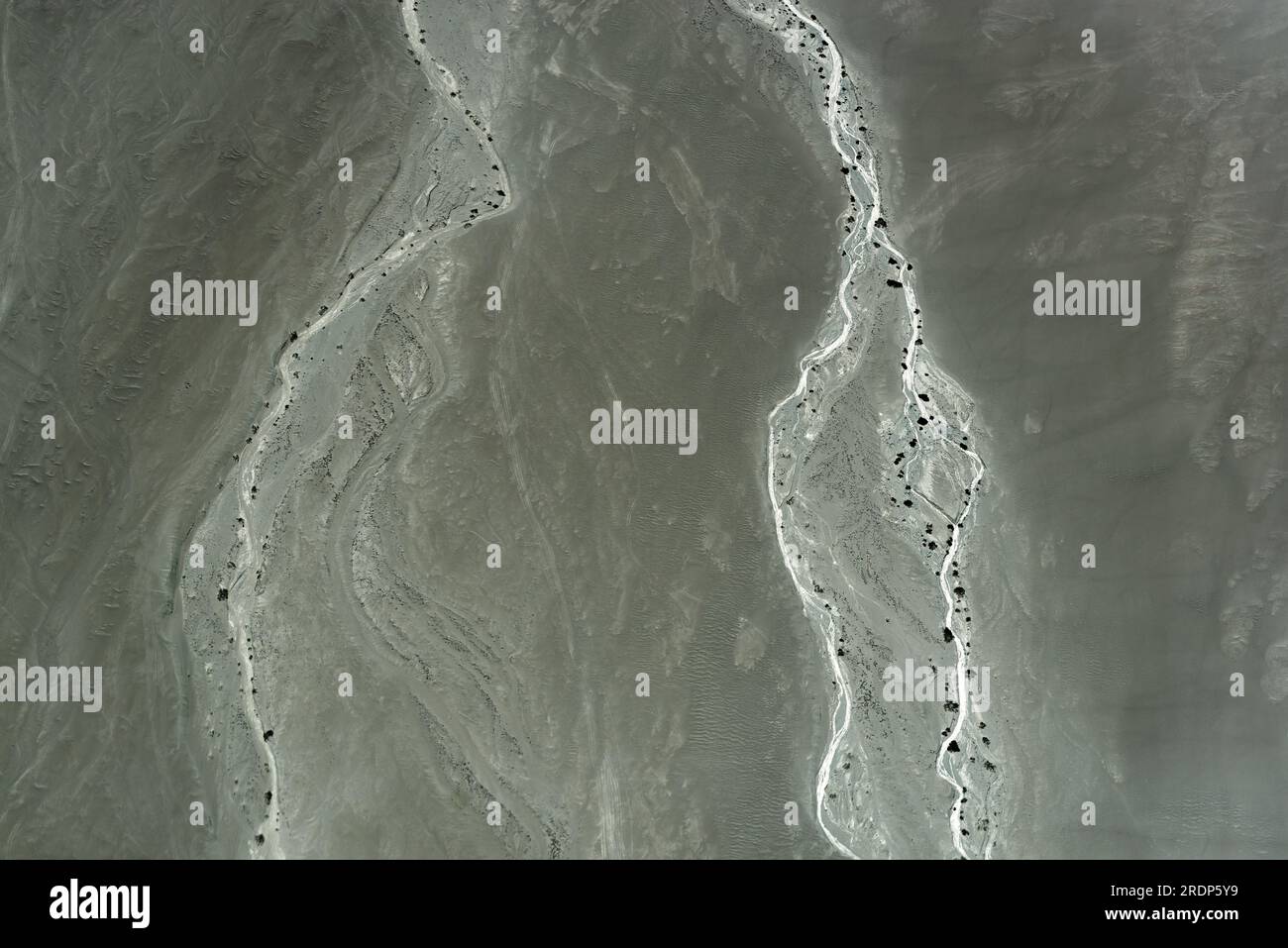 Luftblick auf die Nazca-Wüste in der Nähe der Nazca-Linien mit trockenem Flussbett und Flüssen während eines Fluges, Peru. Stockfoto