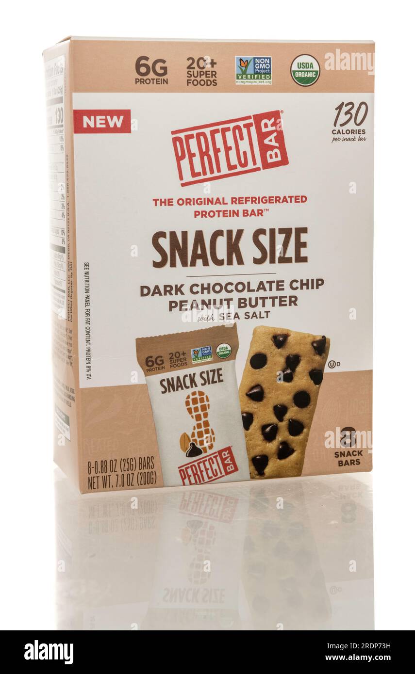 Winneconne, WI - 23. Juli 2023: Ein Paket mit einer perfekten Bar, gekühlten Protein-Snackbar in abgelegener Umgebung Stockfoto
