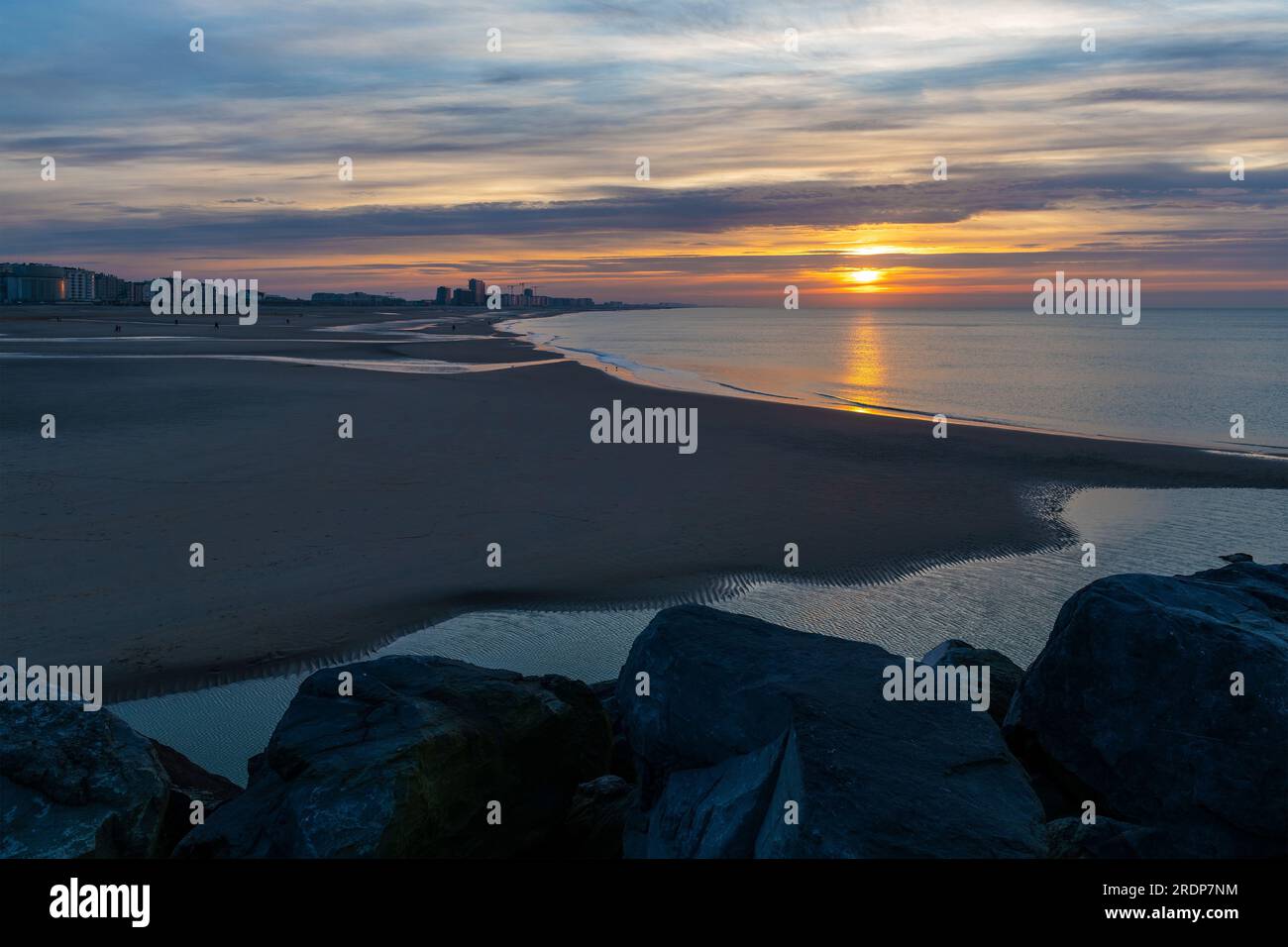 Oostende (Ostende) Strand und Skyline bei Sonnenuntergang, Flandern, Belgien. Stockfoto