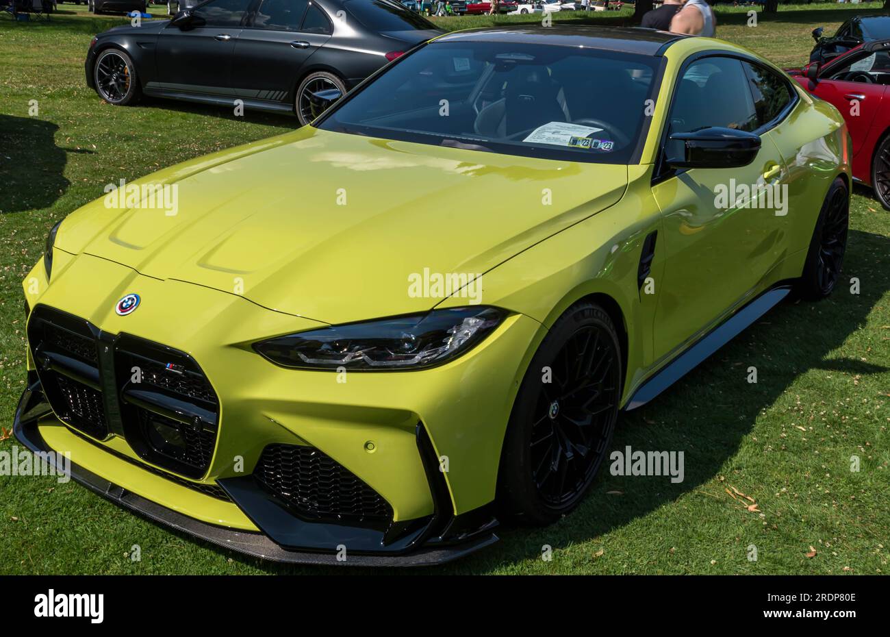 Ein grüner BMW M4 aus dem Jahr 2023 wird auf einer Automesse in Pittsburgh, Pennsylvania, USA, ausgestellt Stockfoto