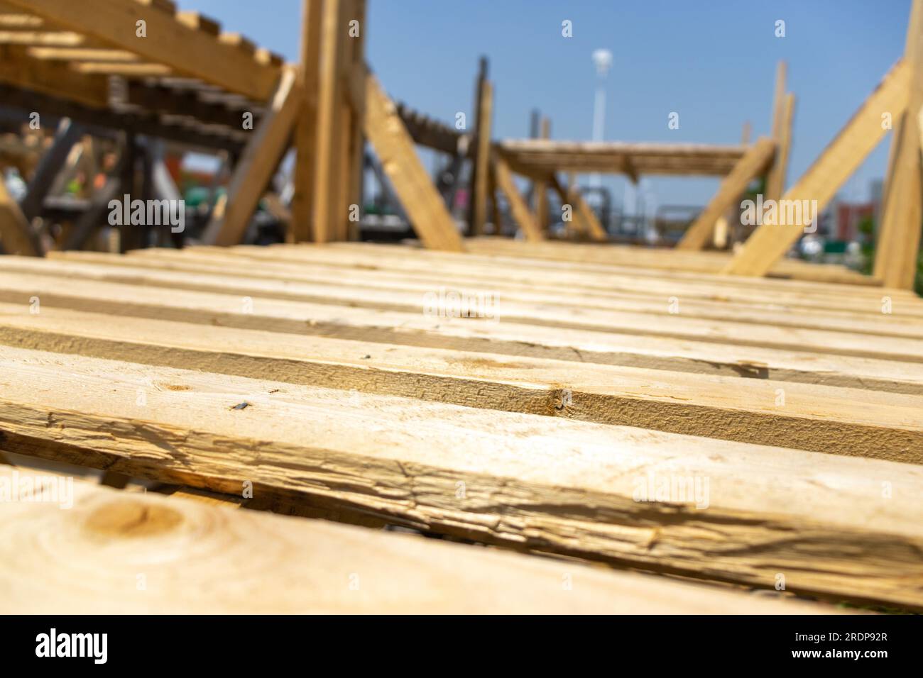 Brückenstruktur aus Holz - helles Holz, niedriger Winkel, unscharfer blauer Himmelshintergrund Stockfoto