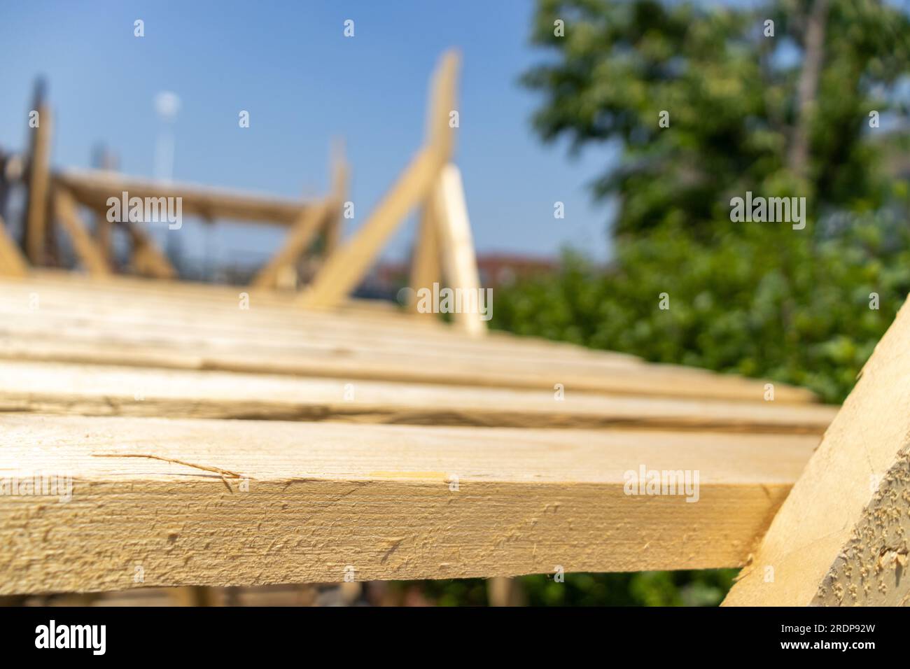 Brückenstruktur aus Holz - helles Holz, niedriger Winkel, unscharfer blauer Himmelshintergrund Stockfoto