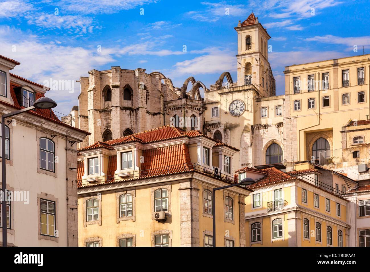 Historische Gebäude im Zentrum von Lissabon, Portugal, mit den Ruinen des Carmo-Klosters, zerstört durch ein Erdbeben im Jahr 1755. Stockfoto