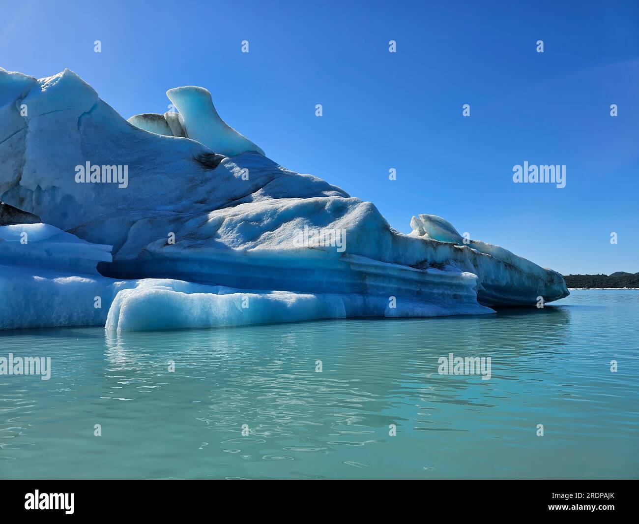 Große schmelzende Eisberge am Alsek Lake in Alaska an einem sonnigen Tag. Stockfoto